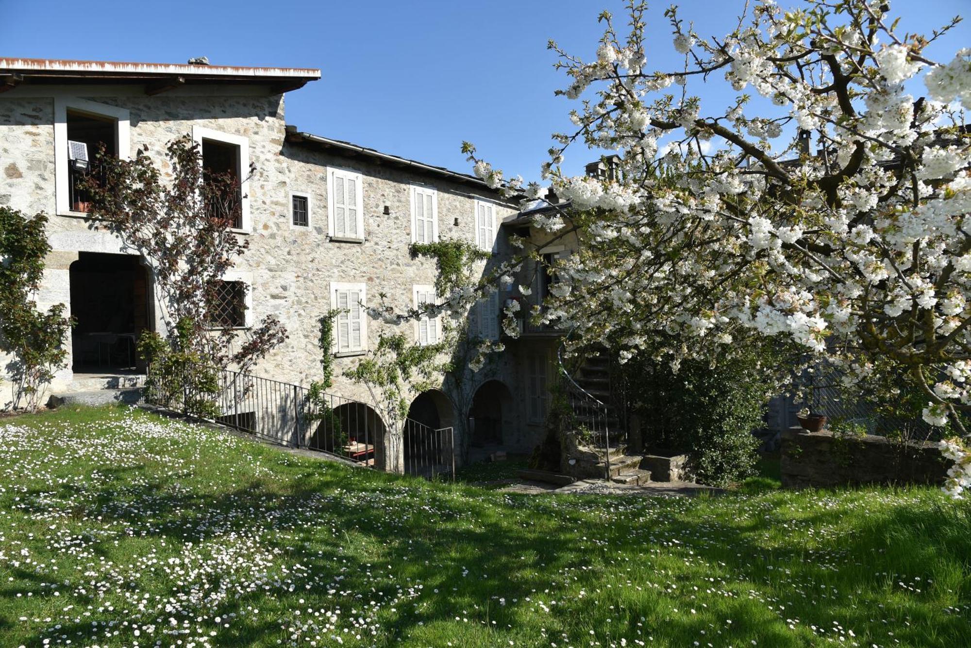 Villa Piano Nobile Al Roseto Del Drago San Bernardo  Exterior foto