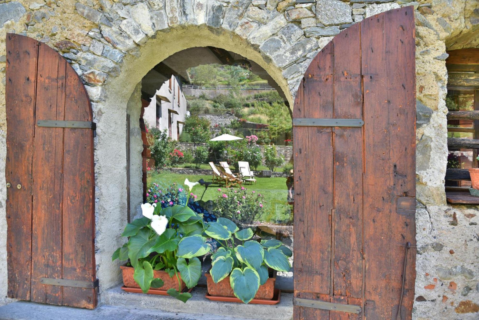 Villa Piano Nobile Al Roseto Del Drago San Bernardo  Exterior foto